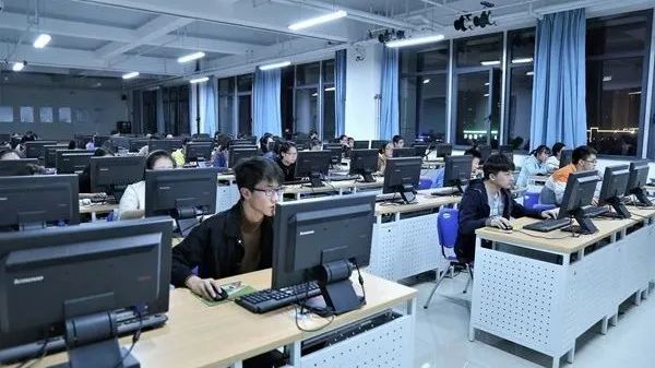 智能信息管理學(xué)院 融合創(chuàng)新，引領(lǐng)數(shù)字化時(shí)代餐飲與旅游管理